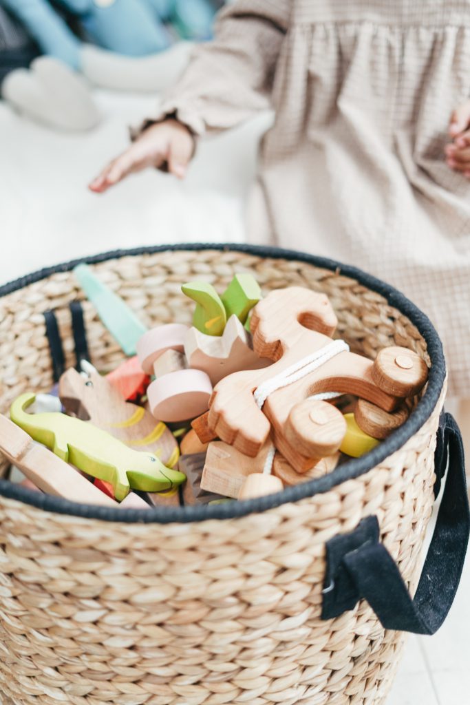 Jouets dans panier