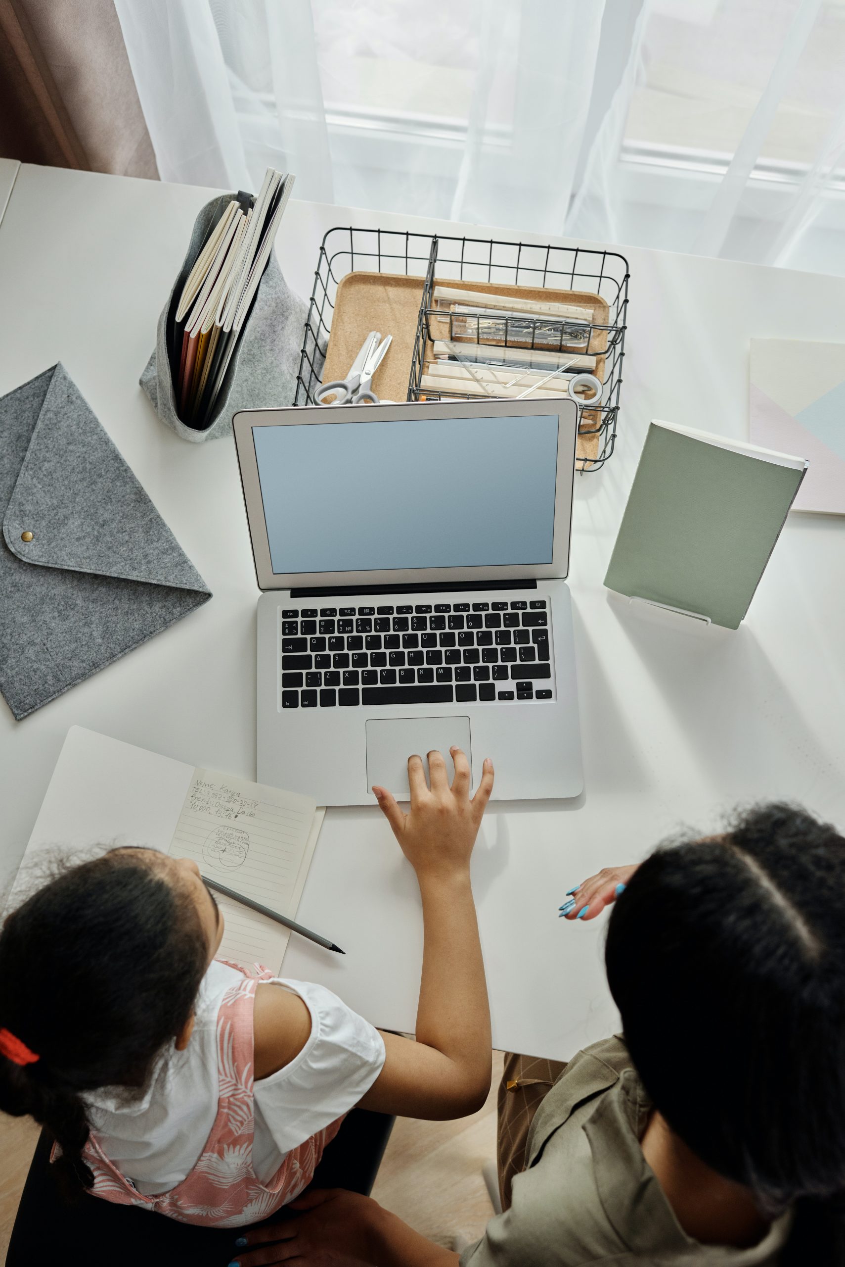 Enfants qui font leurs devoirs
Ordinateur Cahiers
