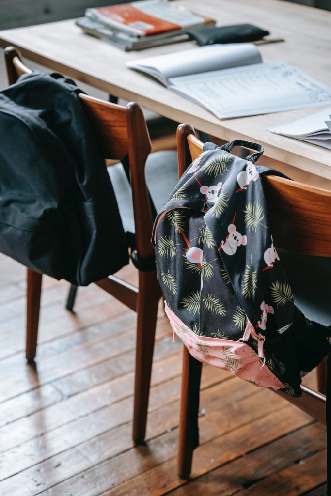 Sacs à dos sur chaises
Devoirs enfants
Cahiers d'école