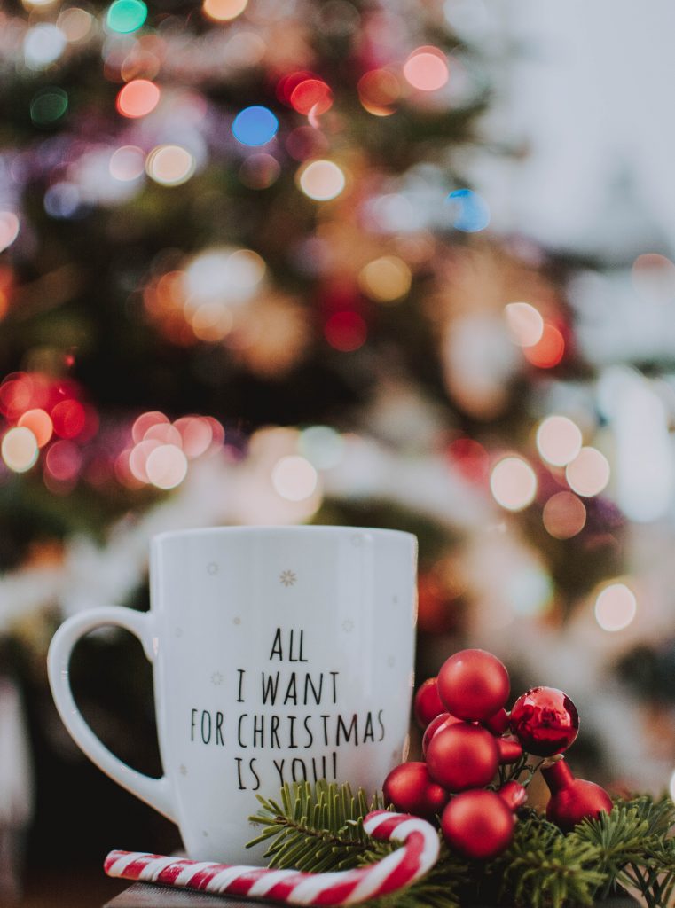 Sapin
Décorations de Noêl
Lumières
Tasse 
