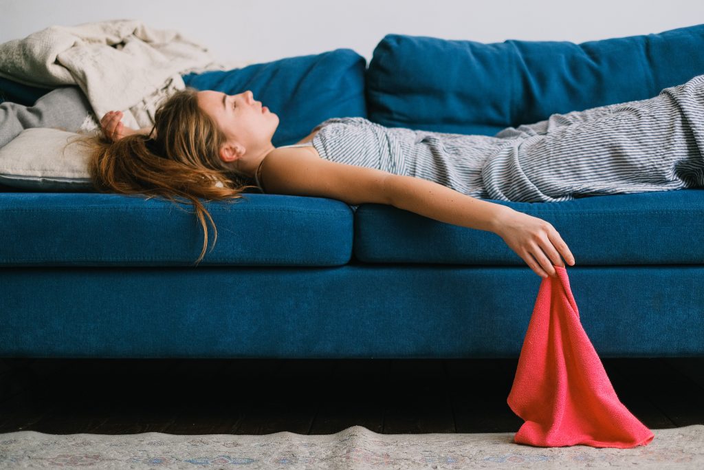 femme fatiguée sur canapé
tâches ménagères